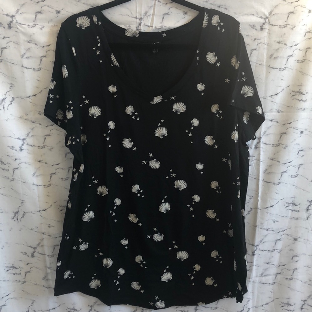 Black seashell t-shit